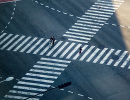 穿越后暴露了我是三次人结果攻略对象那王子他豹变成了病娇漫画反派贵族，阴险笑容的中年贵族男性，华丽礼服与阴暗眼神形成强烈反差，宫廷宴会背景